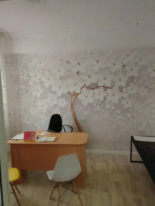 Рабочее место с декоративной стеной и офисной мебелью