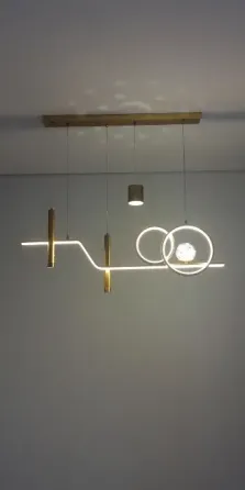 Ремонтированный коридор с современным освещением и белыми стенами