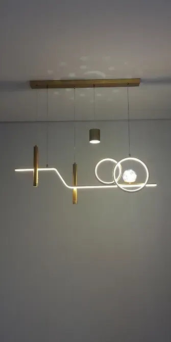 Светильник с уникальным дизайном, висящий на потолке, состоящий из светодиодных элементов