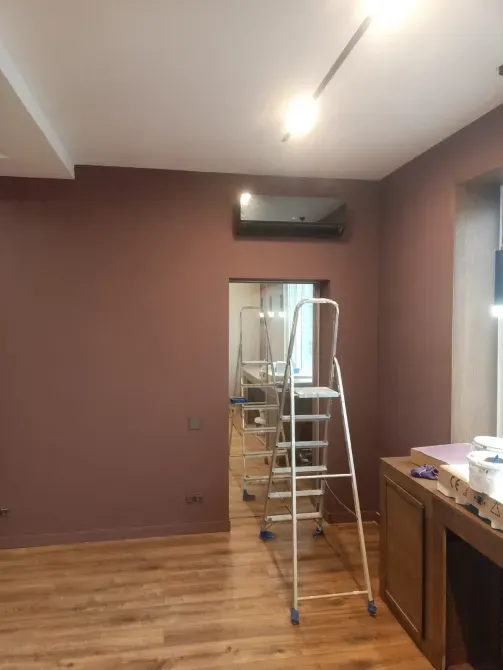 Интерьер комнаты с лестницей и освещением