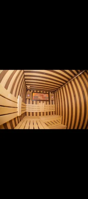 Внутреннее пространство сауны с деревянными полками