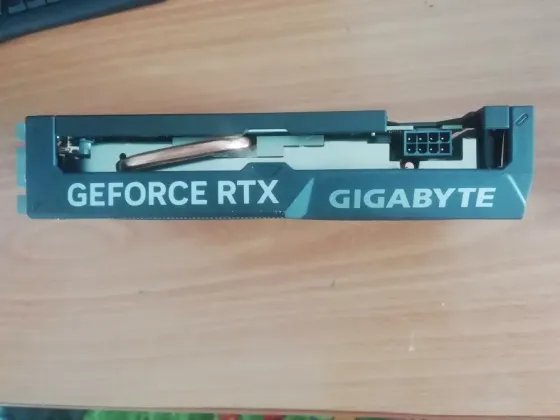 Видеокарта GIGABYTE с двумя вентиляторами расположена на столе
