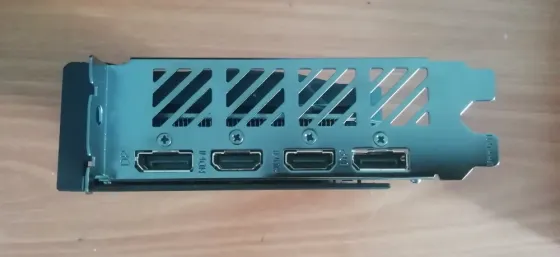 Видеокарта GIGABYTE с двумя вентиляторами расположена на столе