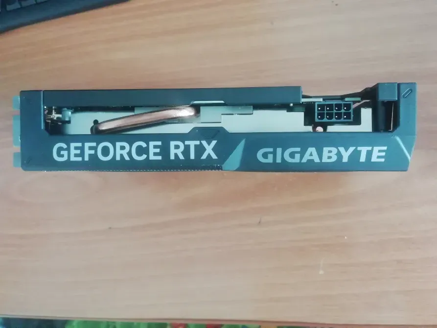 Вид сверху на видеокарту GIGABYTE GeForce RTX