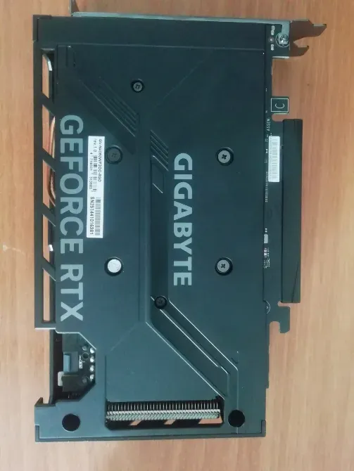 Обратная сторона видеокарты GIGABYTE GeForce RTX