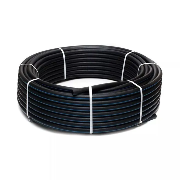 Черный пластиковый трубопровод в катушке