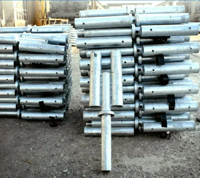 Куча металлических труб на складе