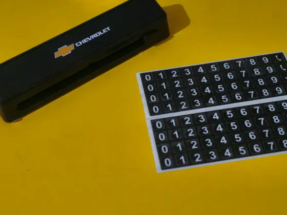 Удобный Chevrolet Cobalt на фоне городской сцены