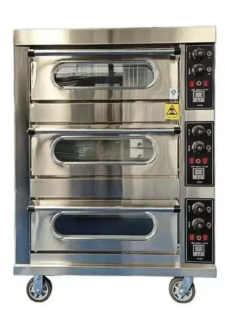 Профессиональная хлебопекарская печь с тремя уровнями и стеклянными дверцами, выполненная из нержавеющей стали, с регуляторами температуры и колёсами для удобства перемещения