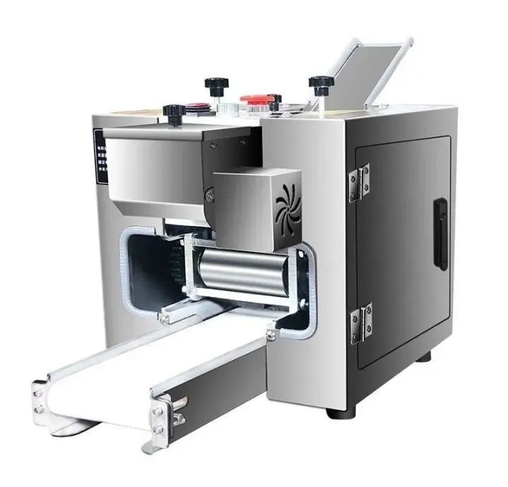 Машина для производства пельменей с автоматической нарезкой теста и начинкой. Компактный дизайн и простота в использовании