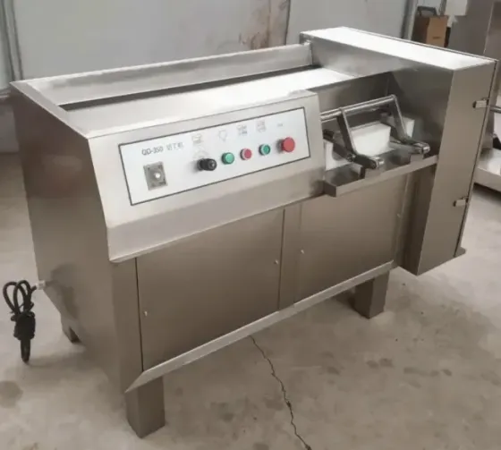 Машина для обработки продуктов из нержавеющей стали с панелью управления и ручками для удобства использования