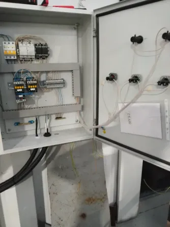 Мужчина-электрик с инструментами на фоне электросхемы