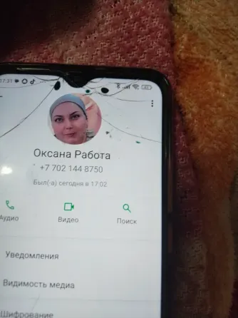 Мужчина-электрик с инструментами на фоне электросхемы