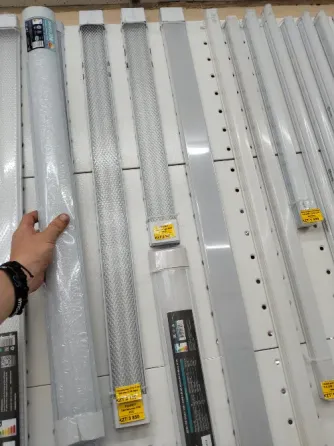 Мужчина-электрик с инструментами на фоне электросхемы