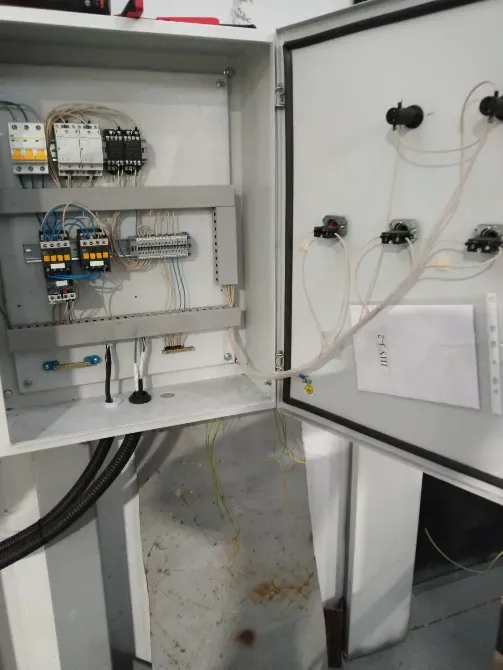 Электрическая панель с соединениями и реле