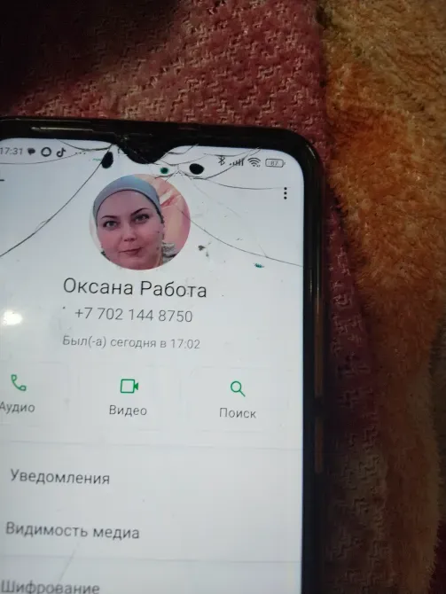 Контактный экран с номером телефона и поврежденным стеклом