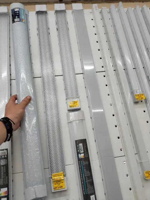 Различные светильники на полке магазина