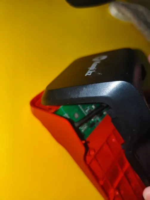 Док-станция с красным корпусом и открытой верхней частью, показывающей внутренние компоненты