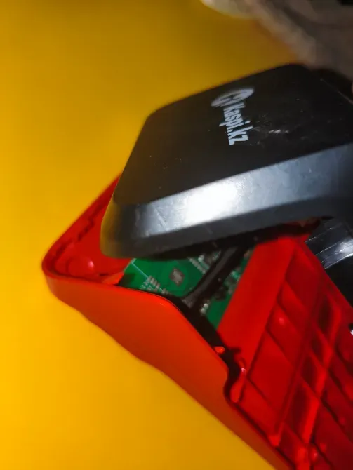 Внутреннее устройство док-станции с красным корпусом