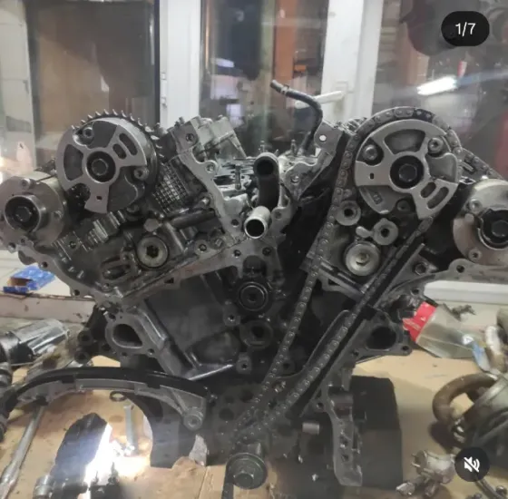 Двигатель в разобранном состоянии с видимыми механическими компонентами