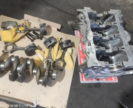 Двигатель в разобранном состоянии с видимыми механическими компонентами