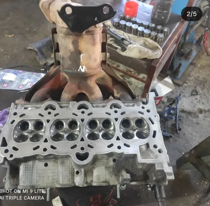 Головка блока цилиндров с видимыми камерами сгорания на фоне рабочего места