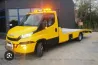 Желтый эвакуатор Ивеко, проблесковыми灯тармен жабдықталған, тұрақта тұр.