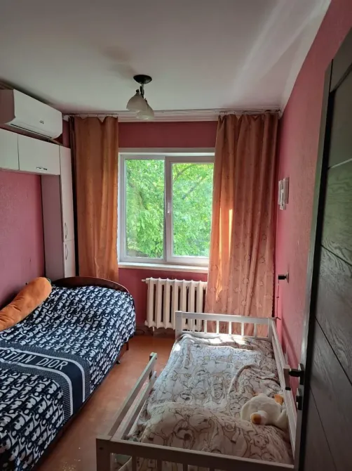 Детская комната с двумя кроватями и солнечным светом