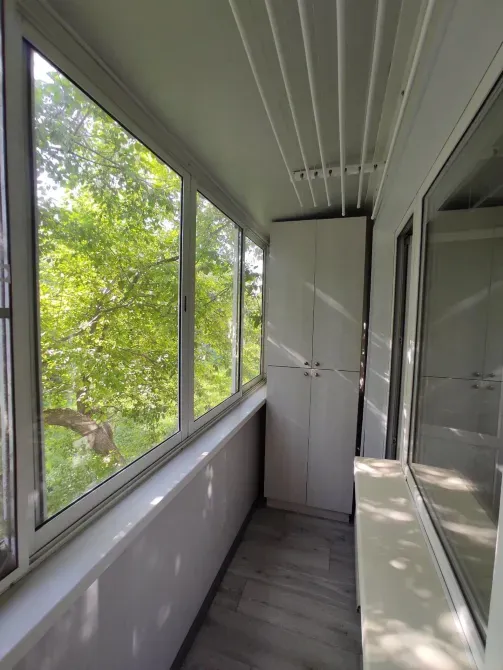 Балкон с шкафом и окном на природу