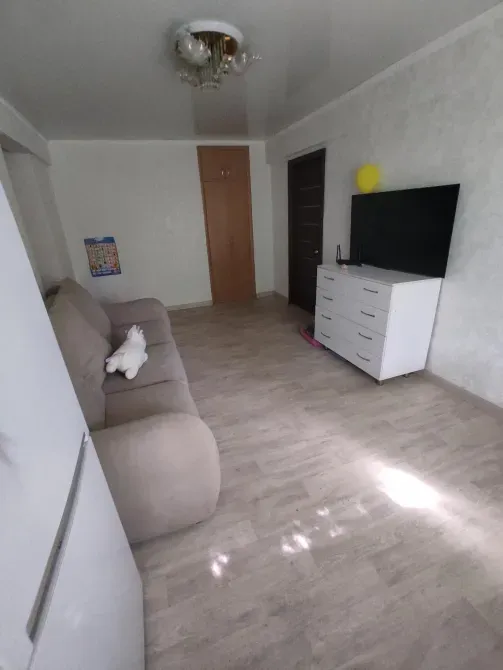 Гостиная с диваном и телевизором