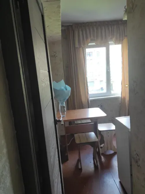 Столовая зона с окнами и столом