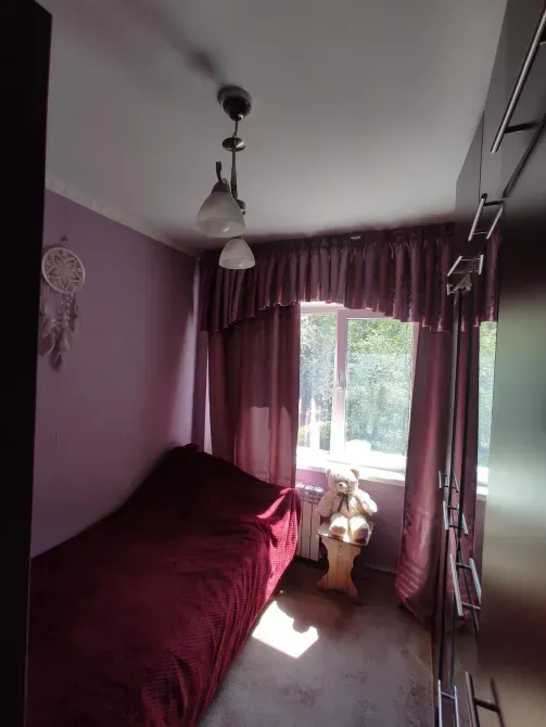 Спальня с одной кроватью и занавесками