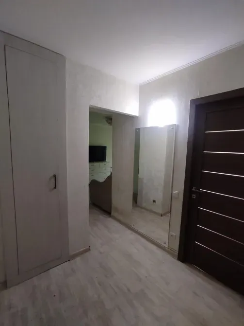 Узкий коридор с зеркалом