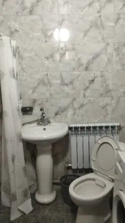 Диван с подушками и стол