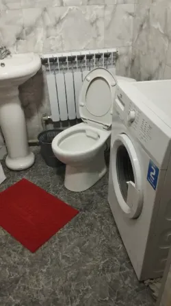 Диван с подушками и стол