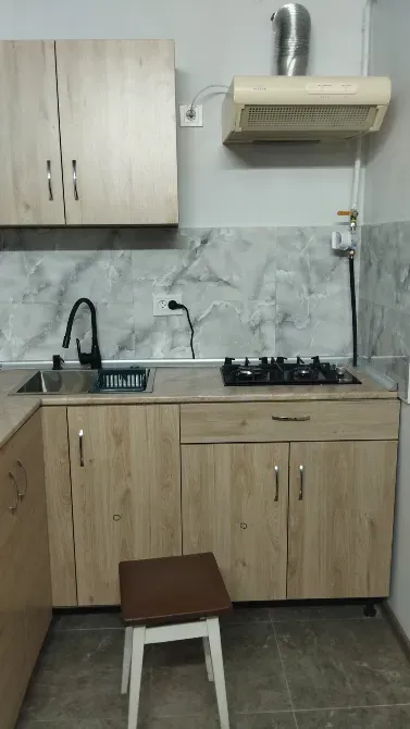 Кухня с раковиной и газовой плитой