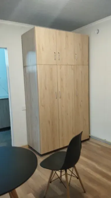 Шкаф в комнате с столом и стулом