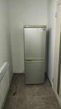 Диван с разноцветными подушками и стул на фоне небольшого столика