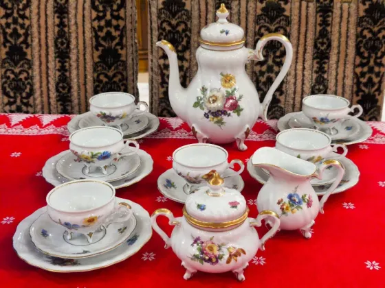 Гүлді өрнектері мен алтын элементтері бар керамикалық шай сервизі