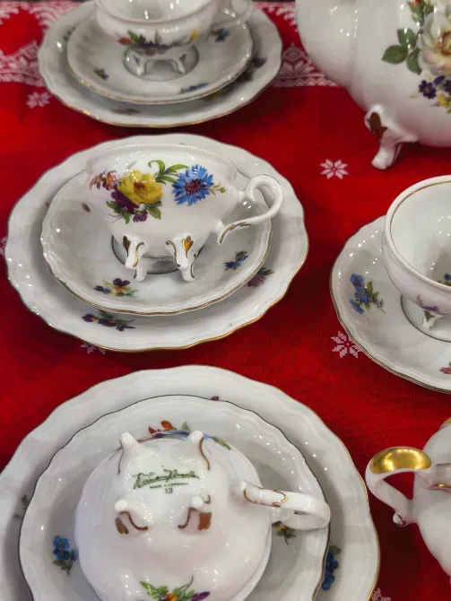 Вид на чашки и тарелки чайного сервиза
