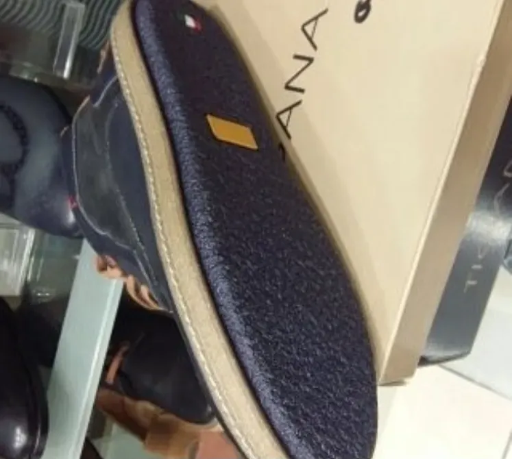 Подошва туфель с текстурированным покрытием и вставкой