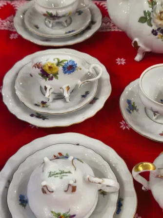 Чайный сервиз с цветочной росписью, включая чайник, сахарницу и сливочник