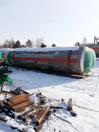 үлкен сұр цистерна қарда