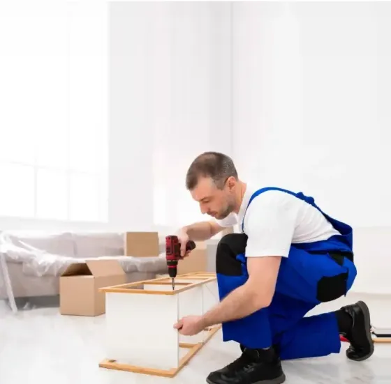 Рабочие собирают мебель в офисе