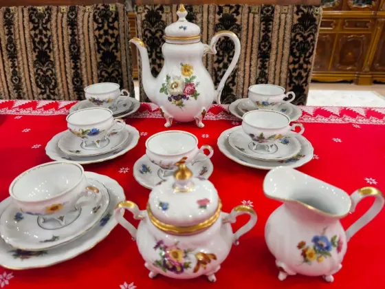 Фарфоровый чайный сервиз с цветочными узорами