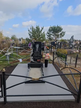 Заброшылған қабірлердің фонында құлпытастар