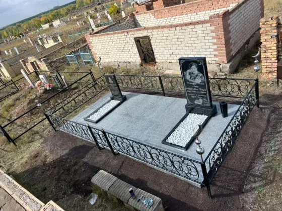 Заброшылған қабірлердің фонында құлпытастар