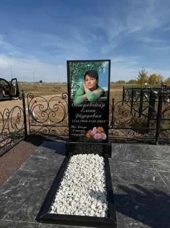 Заброшылған қабірлердің фонында құлпытастар