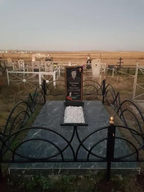 Одиночная могила с черным надгробием