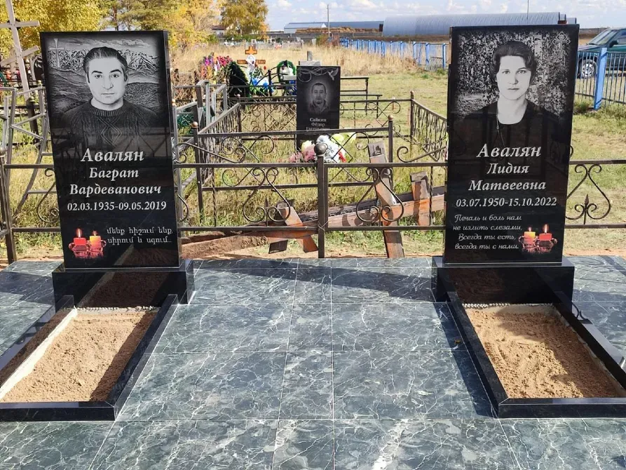 Два надгробия с текстами на черной мраморной плите